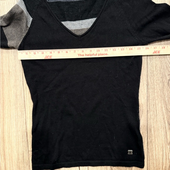Women’s XS V-Neck Smartwool Sweater - Picture 7 of 11